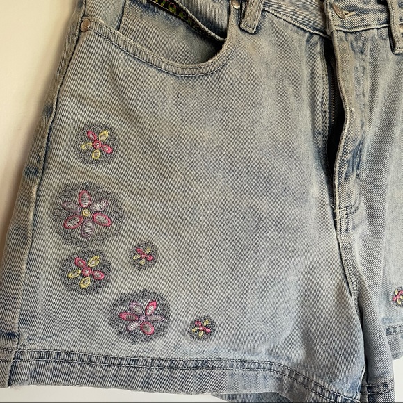 Vintage high waisted blue denim shorts with flowers size 9 - Picture 3 of 6